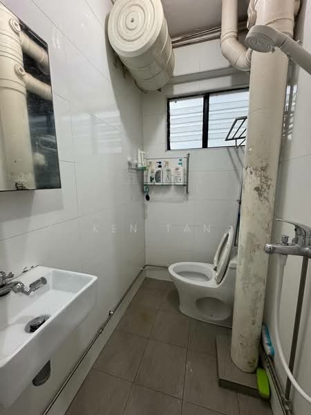 414 Pandan Gardens, 414 Pandan Gardens, 3 Bedrooms, 97 sqft, HDB Flat For Sale, by Ken Tan, 500162547 - Bathroom - PropertyGuru.com.sg