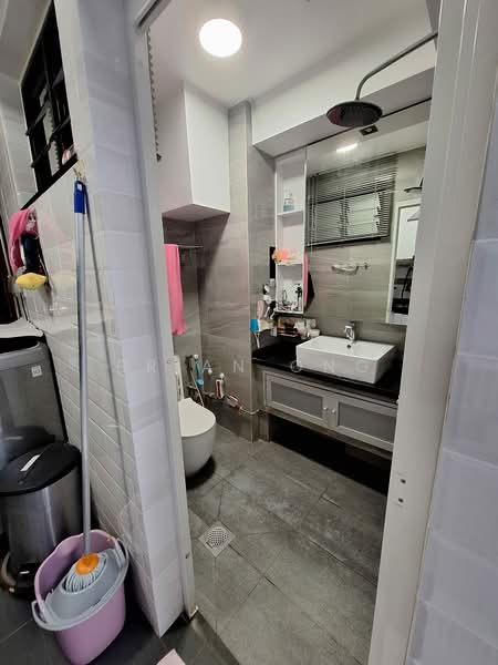 692 Jurong West Central 1, 692 Jurong West Central 1, 3 Bedrooms, 1,076 sqft, HDB Flat For Rent, by Brian Ong, 500162565 - Bathroom - PropertyGuru.com.sg