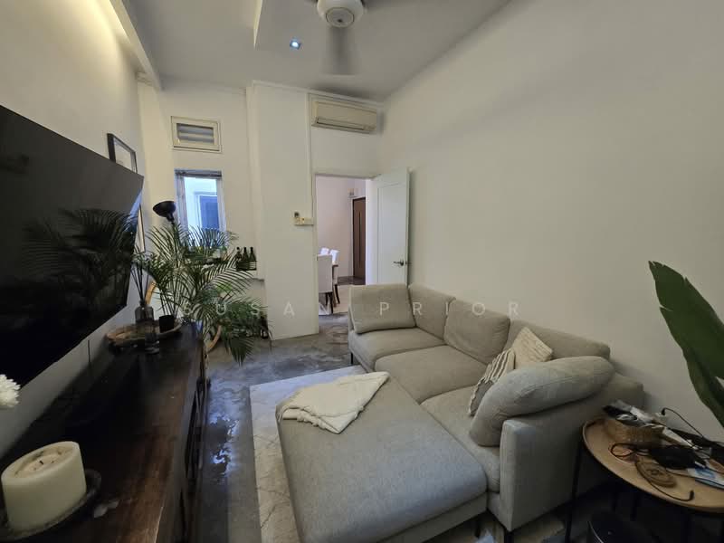 Tiong Bahru Second Floor 3 Bed Charmer, Tiong Bahru Road Walkup, 3 Bedrooms, 950 sqft, Walk-up Apartment For Rent, by Susan Prior, 500162571 - Living Room - PropertyGuru.com.sg