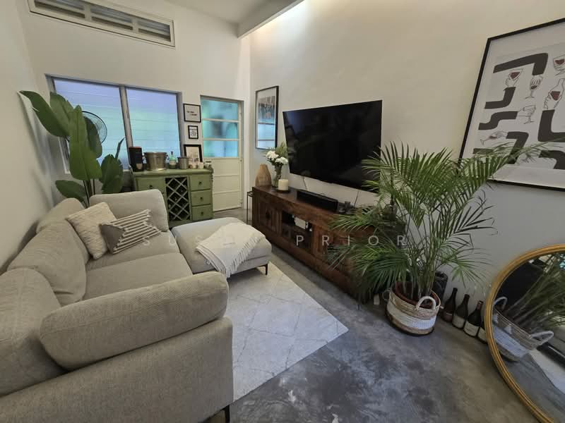 Tiong Bahru Second Floor 3 Bed Charmer, Tiong Bahru Road Walkup, 3 Bedrooms, 950 sqft, Walk-up Apartment For Rent, by Susan Prior, 500162571 - Living Room - PropertyGuru.com.sg