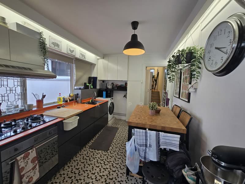Tiong Bahru Second Floor 3 Bed Charmer, Tiong Bahru Road Walkup, 3 Bedrooms, 950 sqft, Walk-up Apartment For Rent, by Susan Prior, 500162571 - Kitchen - PropertyGuru.com.sg