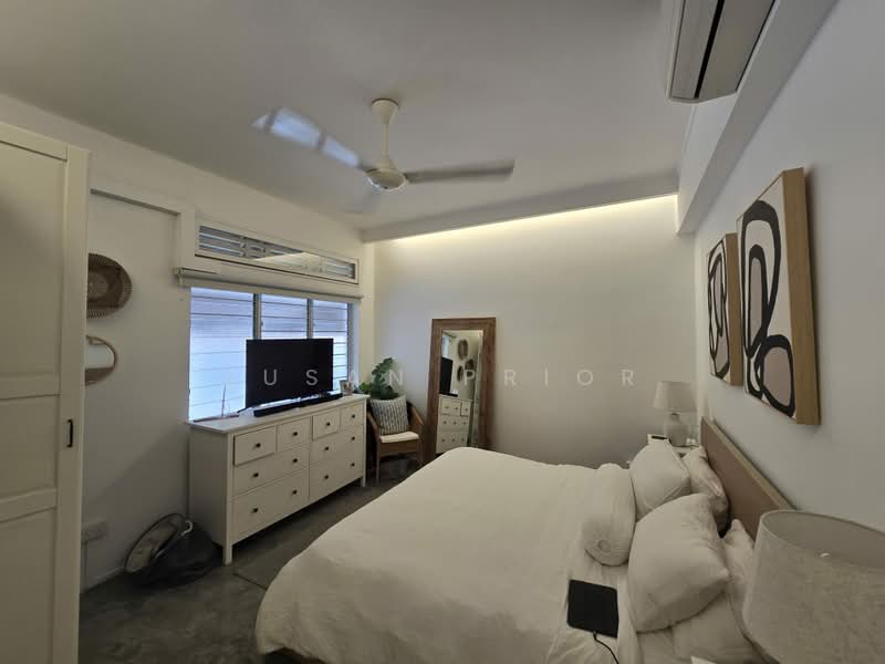 Tiong Bahru Second Floor 3 Bed Charmer, Tiong Bahru Road Walkup, 3 Bedrooms, 950 sqft, Walk-up Apartment For Rent, by Susan Prior, 500162571 - Bedroom - PropertyGuru.com.sg