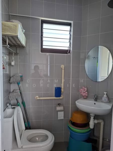 233 Jurong East Street 21, 233 Jurong East Street 21, 2 Bedrooms, 721 sqft, HDB Flat For Sale, by WENDY, 500162577 - Bathroom - PropertyGuru.com.sg