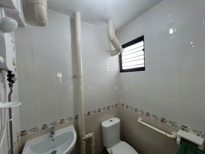 334 Clementi Avenue 2, 334 Clementi Avenue 2, 2 Bedrooms, 721 sqft, HDB Flat For Sale, by Ben Lau, 500162578 - Bathroom - PropertyGuru.com.sg