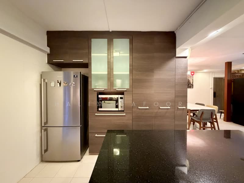 130 Clarence Lane, 130 Clarence Lane, 3 Bedrooms, 1,119 sqft, HDB Flat For Sale, by Halim Gafoor, 500162605 - Kitchen - PropertyGuru.com.sg