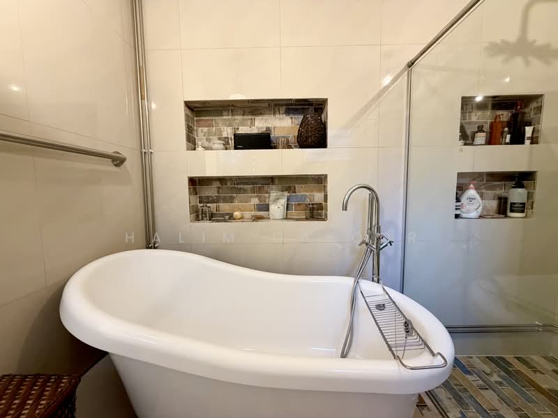 130 Clarence Lane, 130 Clarence Lane, 3 Bedrooms, 1,119 sqft, HDB Flat For Sale, by Halim Gafoor, 500162605 - Bathroom - PropertyGuru.com.sg