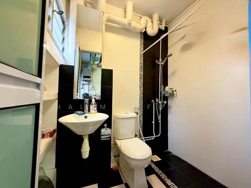 130 Clarence Lane, 130 Clarence Lane, 3 Bedrooms, 1,119 sqft, HDB Flat For Sale, by Halim Gafoor, 500162605 - Bathroom - PropertyGuru.com.sg