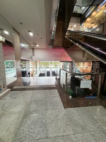 Excelsior Hotel, 5 Coleman Street, 484 sqft, Mall Shop For Sale, by CHEN JENNY CHONG-LEE, 500162614 - Entrance - CommercialGuru.com.sg