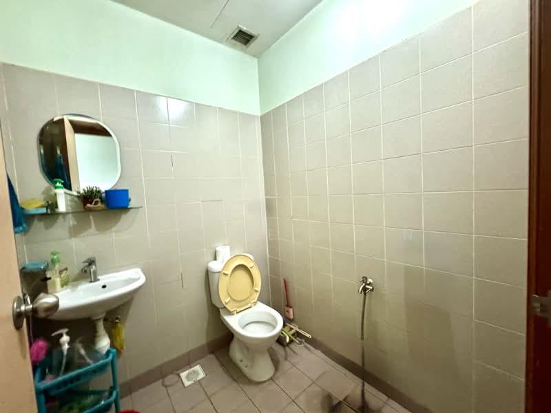 Wintech Centre, 6 Ubi Road 1, 1,410 sqft, Light Industrial (B1) For Rent, by Joey Ke Liqin, 500162644 - Bathroom - CommercialGuru.com.sg