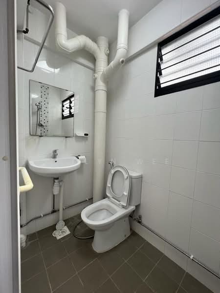 624 Hougang Avenue 8, 624 Hougang Avenue 8, 3 Bedrooms, 904 sqft, HDB Flat For Rent, by Evelyn Wee, 500162651 - Bathroom - PropertyGuru.com.sg