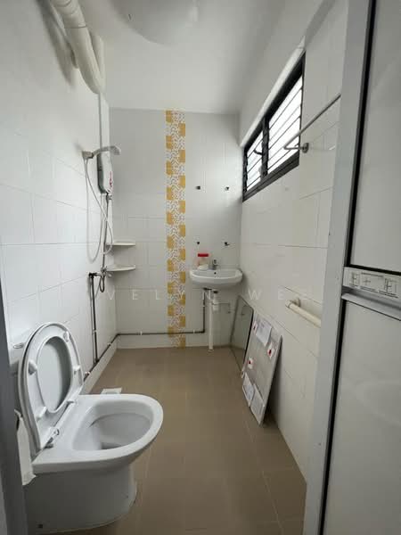 624 Hougang Avenue 8, 624 Hougang Avenue 8, 3 Bedrooms, 904 sqft, HDB Flat For Rent, by Evelyn Wee, 500162651 - Bathroom - PropertyGuru.com.sg