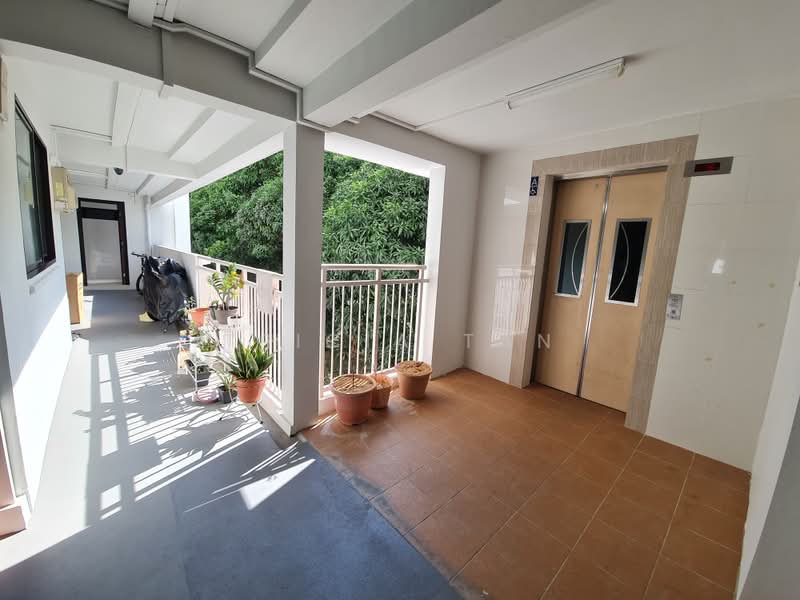 112 Simei Street 1, 112 Simei Street 1, 3 Bedrooms, 1,313 sqft, HDB Flat For Sale, by Tricia Tan, 500162654 - Corridor - PropertyGuru.com.sg
