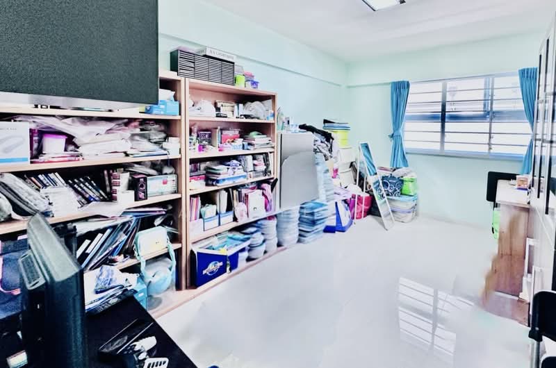 316 Clementi Avenue 4, 316 Clementi Avenue 4, 3 Bedrooms, 979 sqft, HDB Flat For Sale, by Ann Teiw, 500162695 - Common Room 2/Study - PropertyGuru.com.sg