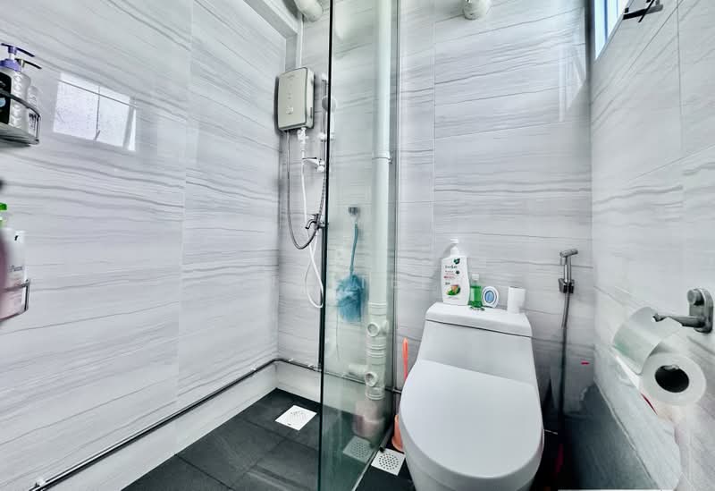 316 Clementi Avenue 4, 316 Clementi Avenue 4, 3 Bedrooms, 979 sqft, HDB Flat For Sale, by Ann Teiw, 500162695 - Master Bathroom - PropertyGuru.com.sg