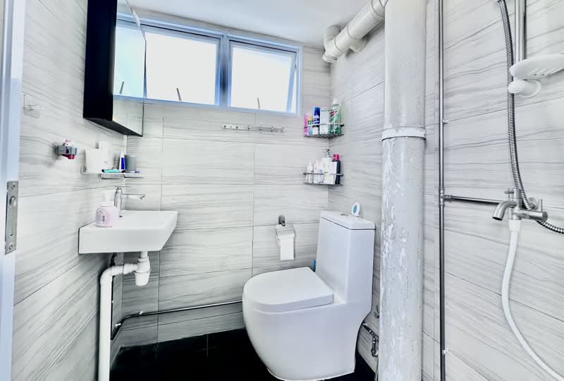 316 Clementi Avenue 4, 316 Clementi Avenue 4, 3 Bedrooms, 979 sqft, HDB Flat For Sale, by Ann Teiw, 500162695 - Common Bathroom - PropertyGuru.com.sg