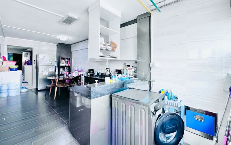 316 Clementi Avenue 4, 316 Clementi Avenue 4, 3 Bedrooms, 979 sqft, HDB Flat For Sale, by Ann Teiw, 500162695 - Kitchen / Yard - PropertyGuru.com.sg