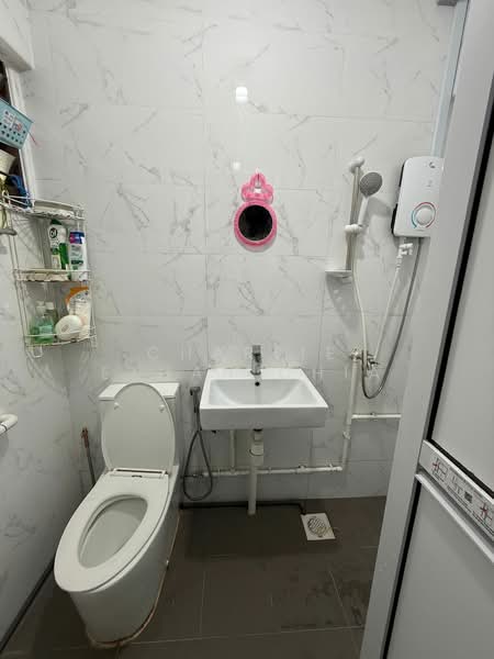 301 Ubi Avenue 1, 301 Ubi Avenue 1, 2 Bedrooms, 689 sqft, HDB Flat For Sale, by Charlie Ethan Chia, 500162698 - Bathroom - PropertyGuru.com.sg