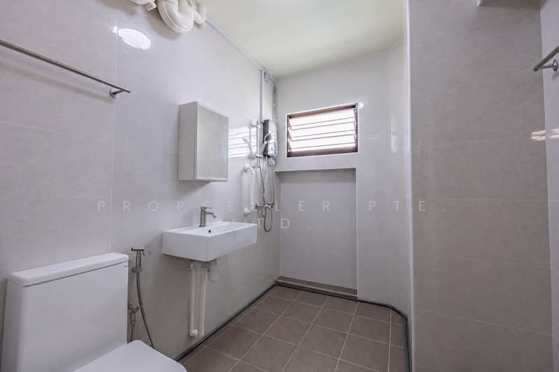 485A Tampines Ave 9, 485A Tampines Avenue 9, 3 Bedrooms, 1,346 sqft, HDB Flat For Sale, by Florence Ho, 500162703 - Bathroom - PropertyGuru.com.sg