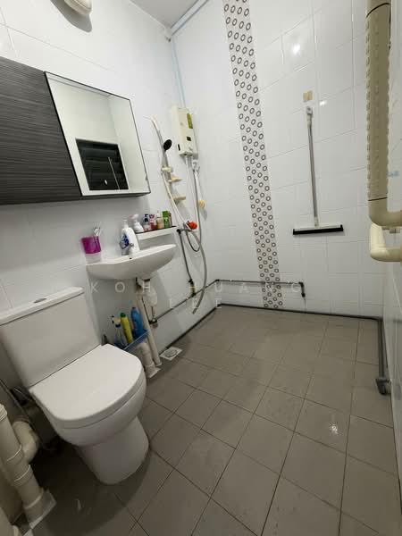 628 Yishun Street 61, 628 Yishun Street 61, 2 Bedrooms, 786 sqft, HDB Flat For Sale, by Koh Huang Lee, 500162851 - Bathroom - PropertyGuru.com.sg