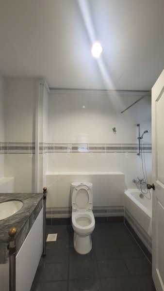 Leonie Condotel, 2 Leonie Hill Road, 4 Bedrooms, 2,568 sqft, Condominium For Rent, by Jacq Chee, 500162861 - Bathroom - PropertyGuru.com.sg