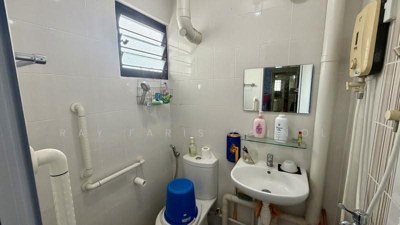 146 Bukit Batok West Avenue 6, 146 Bukit Batok West Avenue 6, Dairy Farm / Bukit Panjang / Choa Chu Kang, 2 Bedrooms, 732 sqft, HDB Flat For Sale, by Ray Faris Zainol, 500162898 - Master Bathroom - PropertyGuru.com.sg