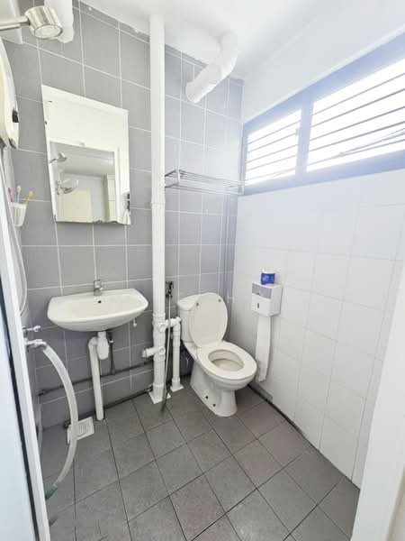 102 Woodlands Street 13, 102 Woodlands Street 13, 2 Bedrooms, 721 sqft, HDB Flat For Sale, by M. Fahmi, 500162900 - Bathroom - PropertyGuru.com.sg