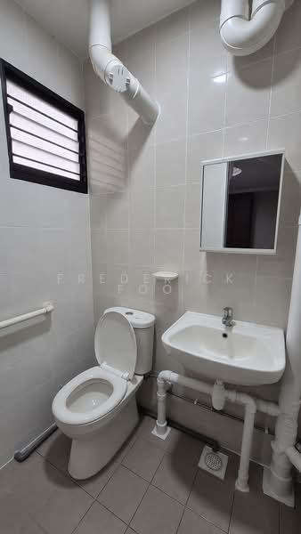 402 Bedok North Avenue 3, 402 Bedok North Avenue 3, 2 Bedrooms, 721 sqft, HDB Flat For Sale, by Frederick Foo, 500162923 - Bathroom - PropertyGuru.com.sg