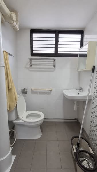 402 Bedok North Avenue 3, 402 Bedok North Avenue 3, 2 Bedrooms, 721 sqft, HDB Flat For Sale, by Frederick Foo, 500162923 - Bathroom - PropertyGuru.com.sg