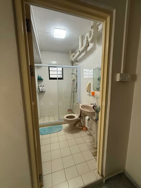 108 Rivervale Walk, 108 Rivervale Walk, 3 Bedrooms, 1,088 sqft, HDB Flat For Rent, by Yang Chen, 500162940 - Common Bathroom - PropertyGuru.com.sg