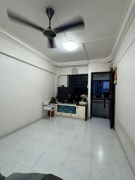115 Jurong East Street 13, 115 Jurong East Street 13, 2 Bedrooms, 720 sqft, HDB Flat For Sale, by Parry Tiwari Pradeep, 500162952 - Living Room - PropertyGuru.com.sg