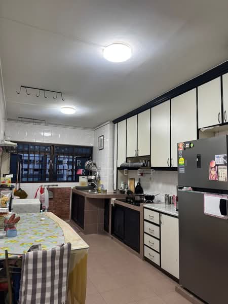 115 Jurong East Street 13, 115 Jurong East Street 13, 2 Bedrooms, 720 sqft, HDB Flat For Sale, by Parry Tiwari Pradeep, 500162952 - Kitchen - PropertyGuru.com.sg