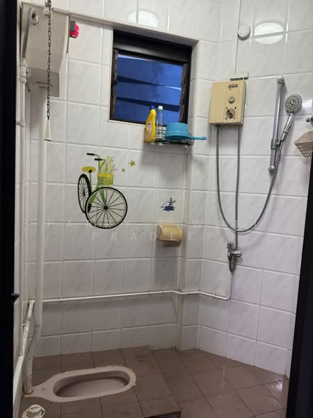 115 Jurong East Street 13, 115 Jurong East Street 13, 2 Bedrooms, 720 sqft, HDB Flat For Sale, by Parry Tiwari Pradeep, 500162952 - Bathroom - PropertyGuru.com.sg
