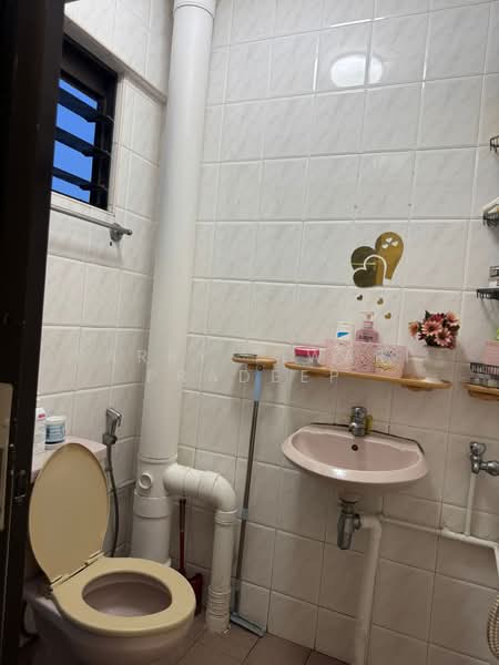 115 Jurong East Street 13, 115 Jurong East Street 13, 2 Bedrooms, 720 sqft, HDB Flat For Sale, by Parry Tiwari Pradeep, 500162952 - Bathroom - PropertyGuru.com.sg