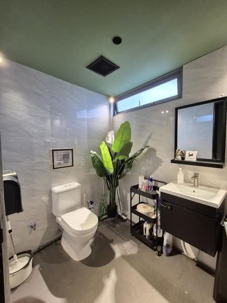 AZ @ Paya Lebar, 140 Paya Lebar Road, 2,486 sqft, Light Industrial (B1) For Sale, by Alex Tang 陳拁燐, 500162964 - Bathroom - CommercialGuru.com.sg