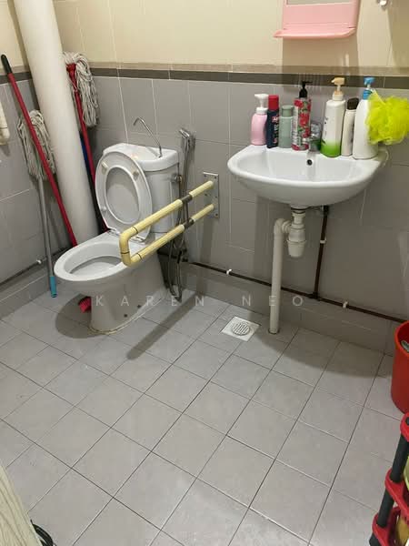 242 Serangoon Avenue 3, 242 Serangoon Avenue 3, 3 Bedrooms, 1,330 sqft, HDB Flat For Rent, by Karen Neo, 500163000 - Bathroom - PropertyGuru.com.sg