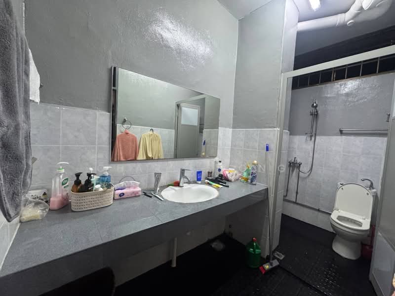 Spacious Common & En-Suite Rooms for Rent in a Semi-Detached, , Room Rental, 150 sqft, Semi-Detached House For Rent, by Charles Ong, 500163031 - Bathroom - PropertyGuru.com.sg
