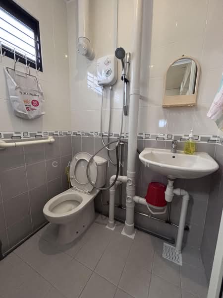 212 Ang Mo Kio Avenue 3, 212 Ang Mo Kio Avenue 3, 2 Bedrooms, 721 sqft, HDB Flat For Rent, by Calvin Ng, 500163045 - Bathroom - PropertyGuru.com.sg