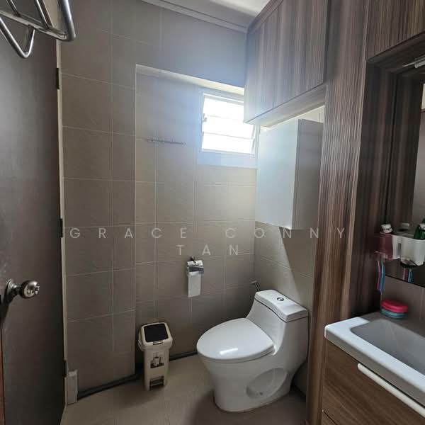 551 Jurong West Street 42, 551 Jurong West Street 42, 4 Bedrooms, 1,442 sqft, HDB Flat For Sale, by Grace Conny Tan, 500163046 - Bathroom - PropertyGuru.com.sg