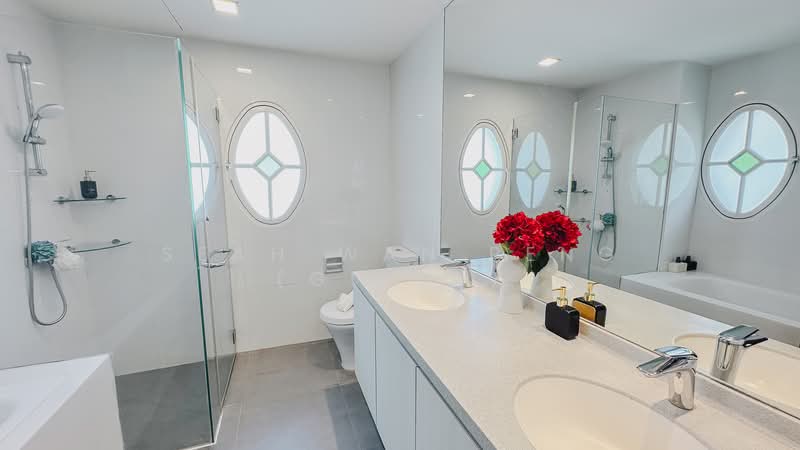 Rare Detached Bungalow Near Novena D11, Gentle Drive, 5 Bedrooms, 2,900 sqft, Detached House For Sale, by Seah Wan Peng (Gilda), 500163161 - Master Bath - PropertyGuru.com.sg