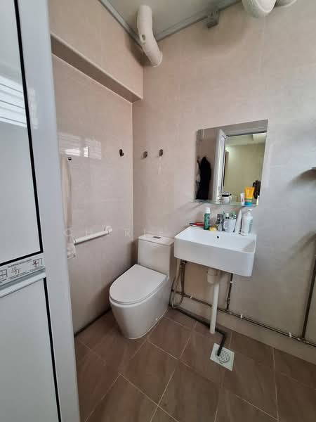 402 Fajar Road, 402 Fajar Road, Room Rental, 100 sqft, HDB Flat For Rent, by Cherie Ong, 500163186 - Bathroom - PropertyGuru.com.sg