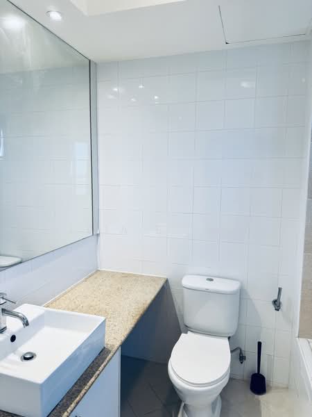 Riverwalk Apartments, 20 Upper Circular Road, 2 Bedrooms, 1,259 sqft, Apartment For Sale, by Leia E Tan, 500163195 - Master Bathroom - PropertyGuru.com.sg
