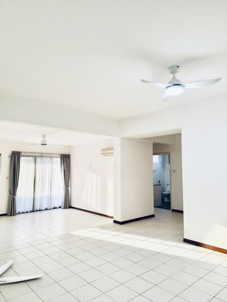 Riverwalk Apartments, 20 Upper Circular Road, 2 Bedrooms, 1,259 sqft, Apartment For Sale, by Leia E Tan, 500163195 - Living Room - PropertyGuru.com.sg