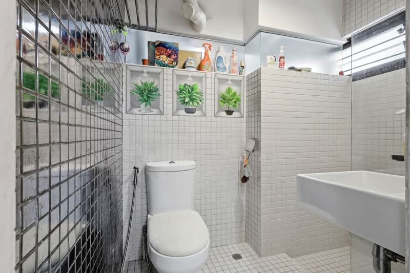32 Bedok South Avenue 2, 32 Bedok South Avenue 2, 3 Bedrooms, 1,270 sqft, HDB Flat For Sale, by Teddy Juay, 500163242 - Bathroom - PropertyGuru.com.sg