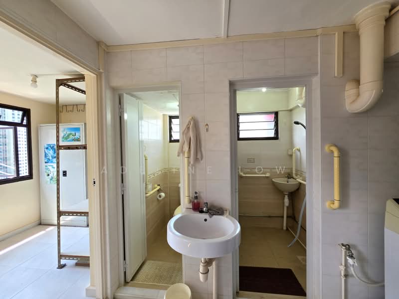 129 Bukit Merah View, 129 Bukit Merah View, 2 Bedrooms, 818 sqft, HDB Flat For Rent, by Adeline Low, 500163274 - Bathroom (connecting Shower & W.C.) - PropertyGuru.com.sg