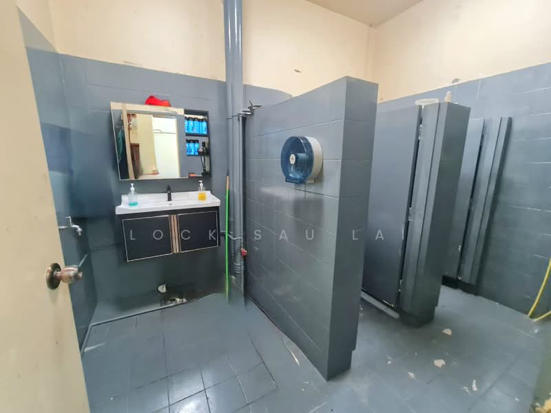 Paya Ubi Industrial Park, 53 Ubi Avenue 1, 5,684 sqft, Light Industrial (B1) For Sale, by Lock Sau Lai, 500163288 - Bathroom - CommercialGuru.com.sg