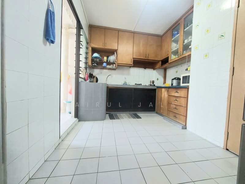 425 Woodlands Street 41, 425 Woodlands Street 41, 3 Bedrooms, 1,065 sqft, HDB Flat For Sale, by Khairul Jalal, 500163307 - Kitchen - PropertyGuru.com.sg
