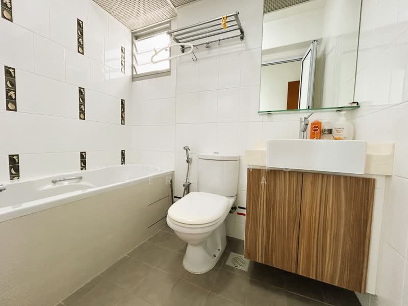 420 Clementi Avenue 1, 420 Clementi Avenue 1, 3 Bedrooms, 1,033 sqft, HDB Flat For Sale, by Tan Hui Neo Veronica, 500163339 - Bathroom - PropertyGuru.com.sg