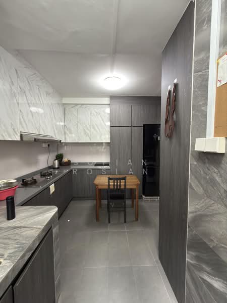 408 Jurong West Street 42, 408 Jurong West Street 42, 3 Bedrooms, 1,496 sqft, HDB Flat For Sale, by Sofian Roslan, 500163398 - Kitchen - PropertyGuru.com.sg