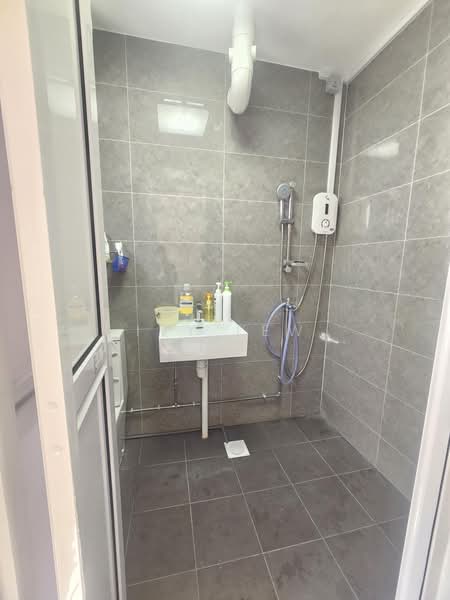 835 Jurong West Street 81, 835 Jurong West Street 81, 3 Bedrooms, 1,119 sqft, HDB Flat For Sale, by Ivy Lew, 500163463 - Bathroom - PropertyGuru.com.sg