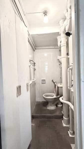 47 Lorong 6 Toa Payoh, 47 Lorong 6 Toa Payoh, 3 Bedrooms, 624 sqft, HDB Flat For Sale, by Kenneth Teiw Choon Lin, 500163467 - Bathroom - PropertyGuru.com.sg